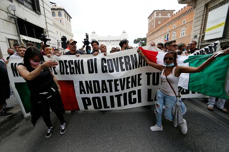 Con 111 morti solo oggi, i gilet arancioni vanno in piazza. Pure a Milano e senza mascherine