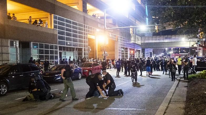 Nelle proteste a Detroit ucciso un 19enne. L&rsquo;America rischia di avere un suo Carlo Giuliani