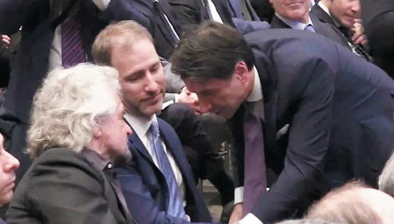 Quella pazza idea di Grillo: tornare leader per blindare Conte