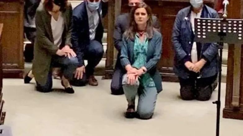 Inginocchiarsi, simbolo delle libert&agrave; civili. La cultura della legalit&agrave; sconfigge ogni virus