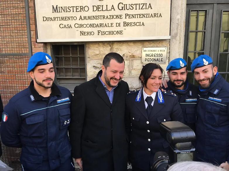 Salvini corre in Campania: "Solidariet&agrave; alle guardie carcerarie accusate di pestaggi"