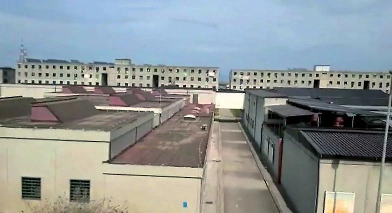 A Santa Maria Capua Vetere ieri sul tetto sono saliti gli agenti