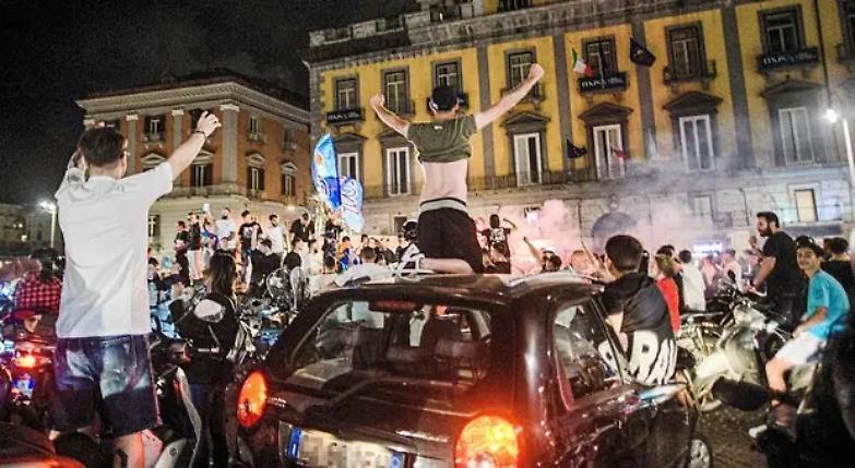 Bufera sui tifosi del Napoli in festa: "Sciagurati", dice il virologo...