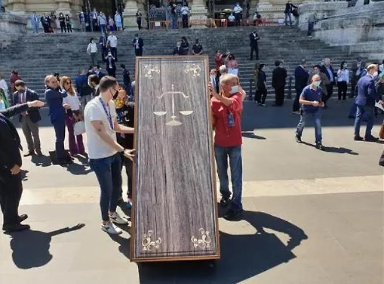 &laquo;Si &egrave; spenta la giustizia&raquo;: gli avvocati inscenano il funerale dei diritti