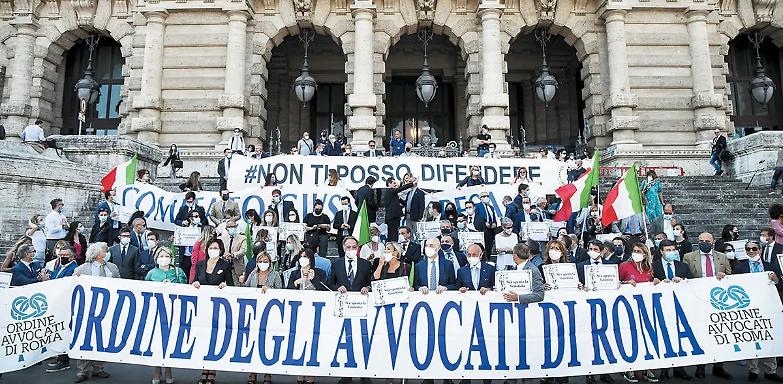 Gli avvocati celebrano il funerale della Giustizia &laquo;Avete ucciso i diritti&raquo;