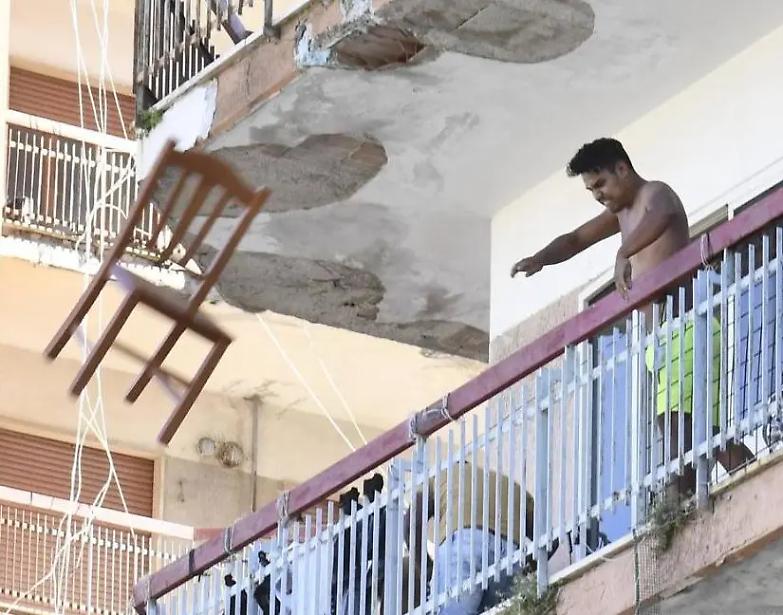 Focolaio Covid a Mondragone, scontri tra braccianti bulgari e italiani: Lamorgese invia l'esercito