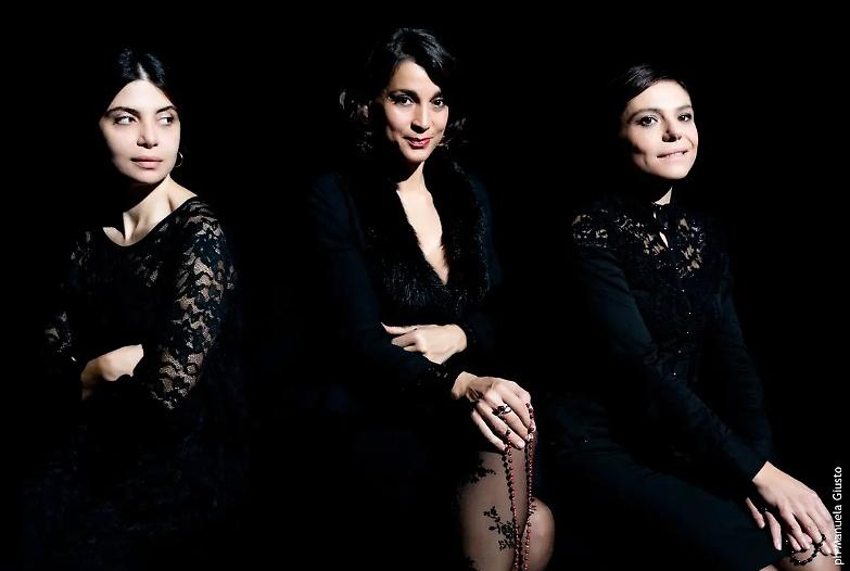 L&rsquo;universo femminile va in scena con ironia pungente e grottesca