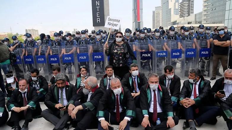 La scure di Erdogan: approvata la riforma che "spezza" l'avvocatura