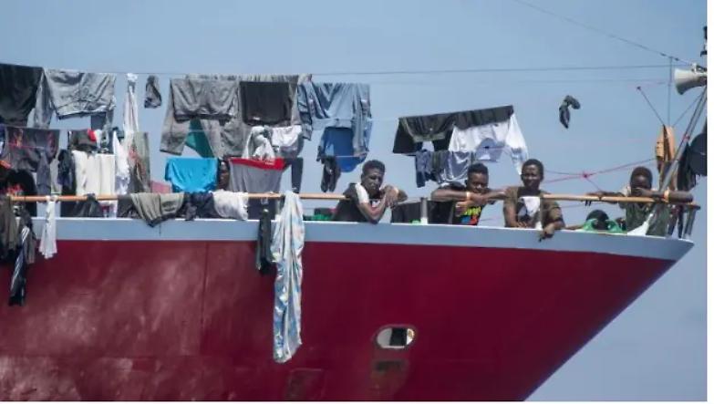 Sbarco in Calabria, il sindaco di Roccella: &laquo;Un dovere accoglierli&raquo;. Ma ad Amantea scoppia la protesta