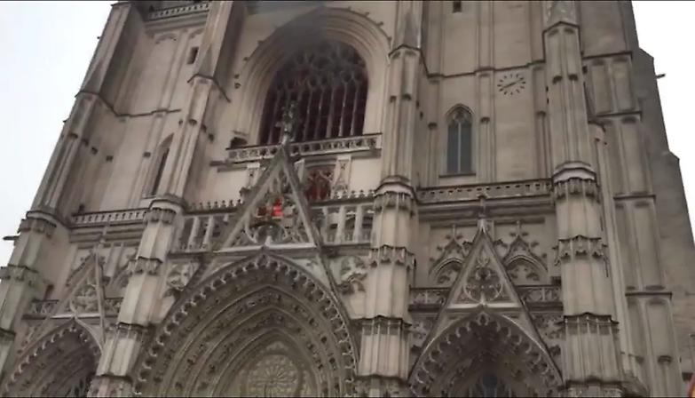 Nantes, in fiamme la cattedrale