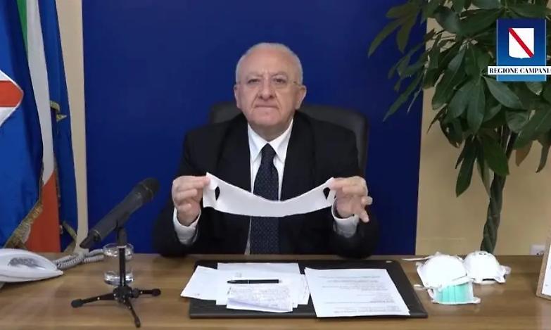 La stoccata di De Luca : "Dicevano Milano non si ferma, poi hanno contato i morti"