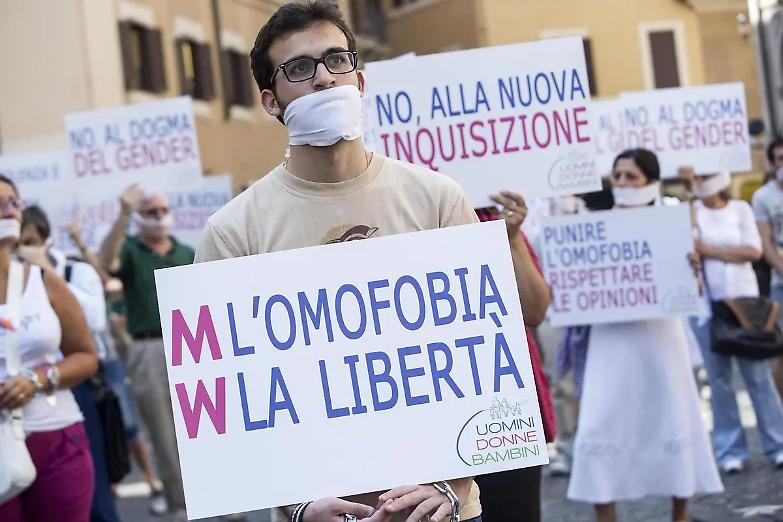 Avvocati contro l&rsquo;omofobia: &laquo;&Egrave; ora di portare a compimento l&rsquo;articolo 3 della Costituzione&raquo;