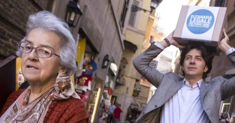 Suicidio assistito, assolti Welby e Cappato: &laquo;Saremo ancora disobbedienti&raquo;