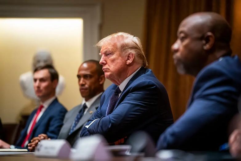 "Rinviamo le elezioni presidenziali???". Il tweet di Trump fa infuriare i democratici