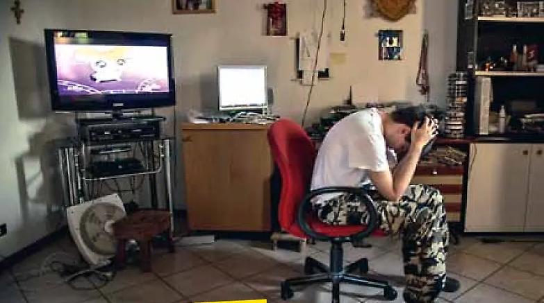 Malattia da virus: la sindrome Hikikomori. Giovane, sempre in casa, autoisolato nei social