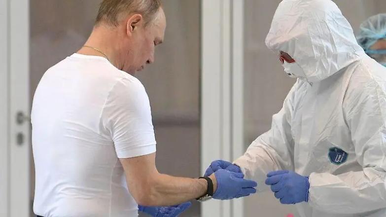 Putin annuncia: "Abbiamo il vaccino. Testato su mia figlia"