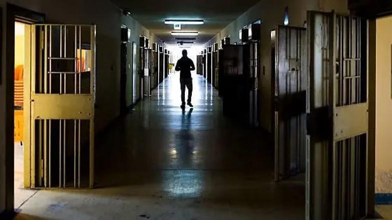 Detenuti picchiati, denudati e insultati: ma i media parlano di scarcerazioni