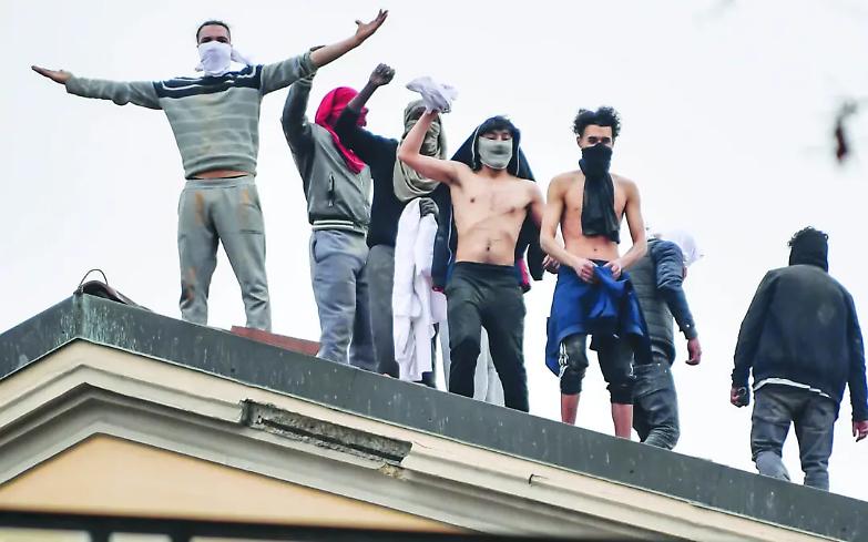 Rivolte a Modena, spuntano le lettere di due detenuti: &laquo;ci hanno denudato e pestato a sangue&raquo;