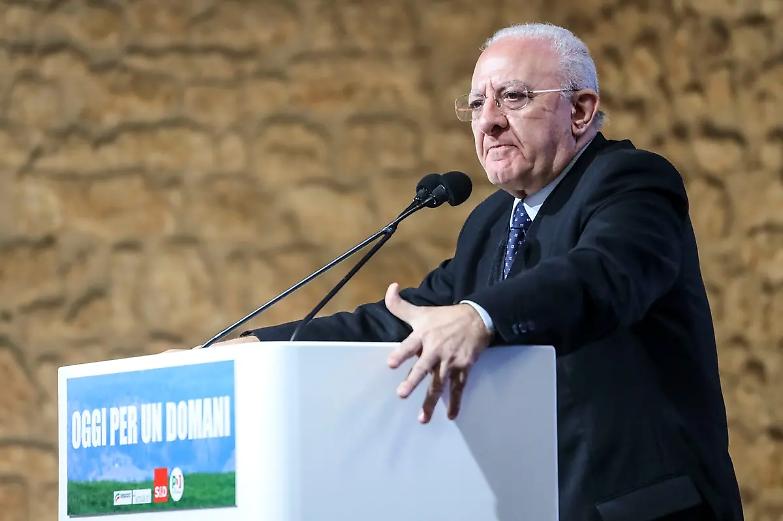 Riecco lo "sceriffo" De Luca: &laquo;Pronto a chiudere la Campania&raquo;