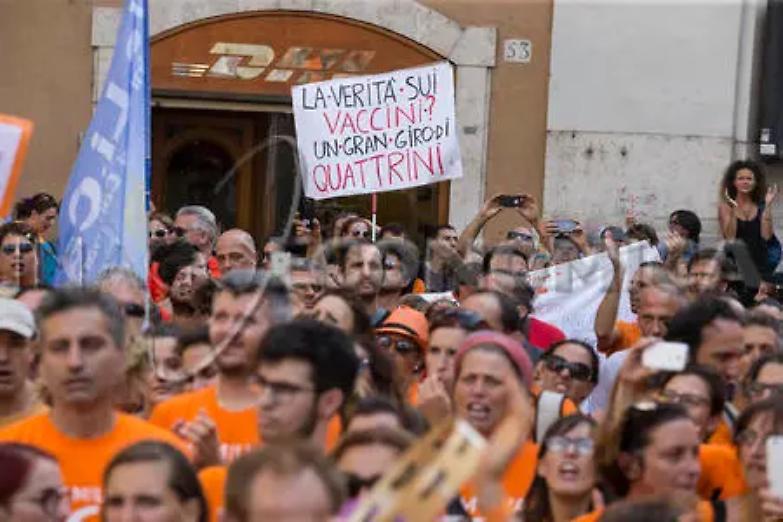 No-vax all'attacco, sul vaccino italiano anti Covid &egrave; subito guerra