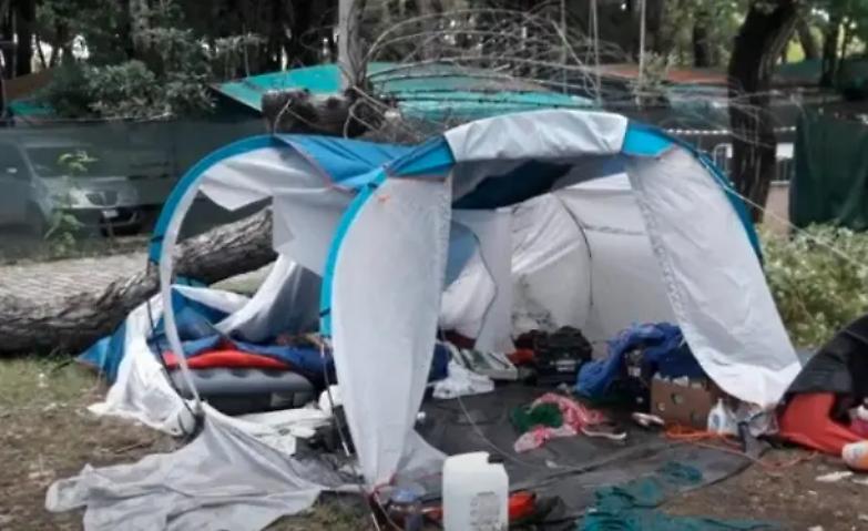 Albero crolla sulla tenda di un campeggio, morte due sorelle