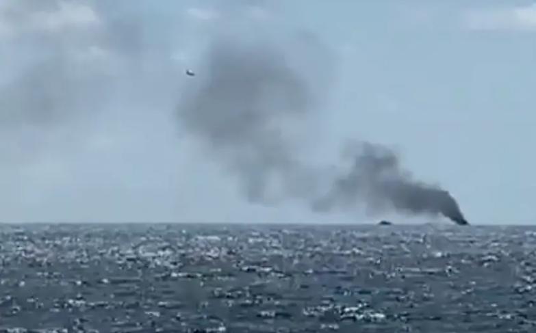 Migranti, barca si incendia ed esplode al largo di Crotone, tre morti - Video