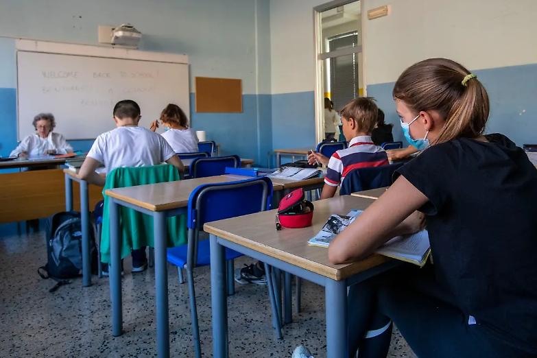 Rientro in classe tra caos graduatorie ed esoneri. La scuola riparte con &laquo;un buco di 50mila insegnanti&raquo;