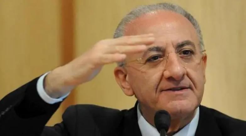 Ops, che coincidenza: Vincenzo De Luca indagato a due settimane dalle elezioni