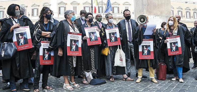 &laquo;Ebru &egrave; viva. Siamo tutti noi&raquo;. L&rsquo;avvocatura si prende la piazza