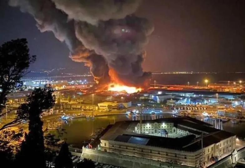 Grosso incendio nel porto di Ancona. Il comune chiude scuole e parchi