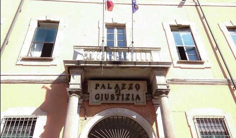 L'avvocato: &laquo;Devo andare al funerale di mia madre&raquo;. Ma il gip non concede il rinvio