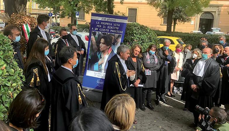 Ricordando il coraggio di Ebru gli avvocati di Bologna in piazza