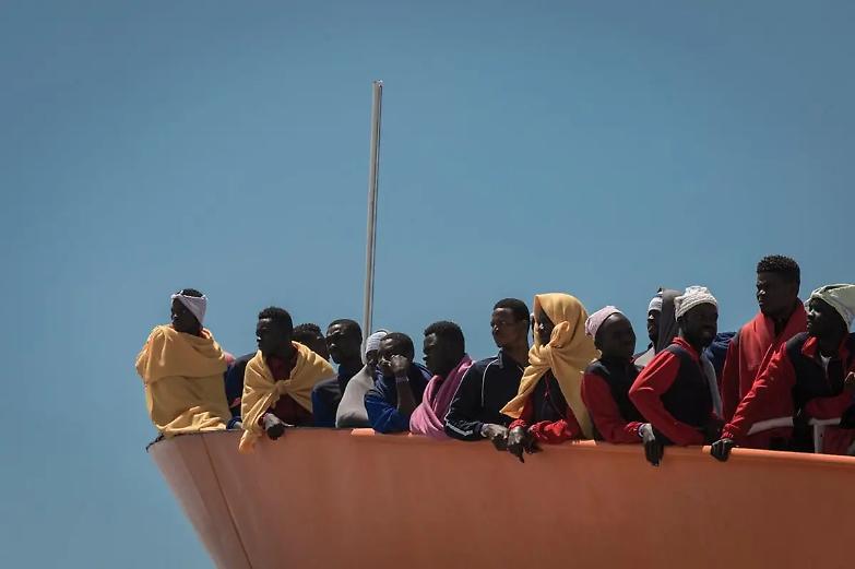 Lampedusa, fiori in mare per ricordare la strage di sette anni fa