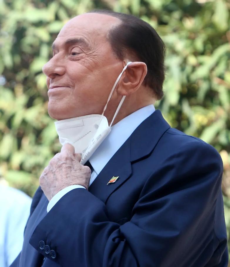 Covid, primo tampone negativo per Berlusconi. In serata le nozze del figlio