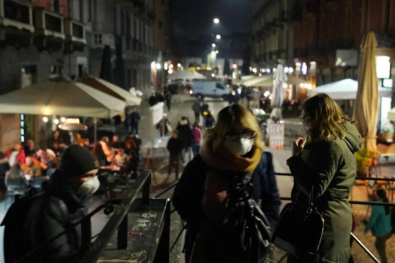 Stop a feste private e calcetto, locali chiusi alle 24. Ecco le ipotesi per il nuovo Dpcm