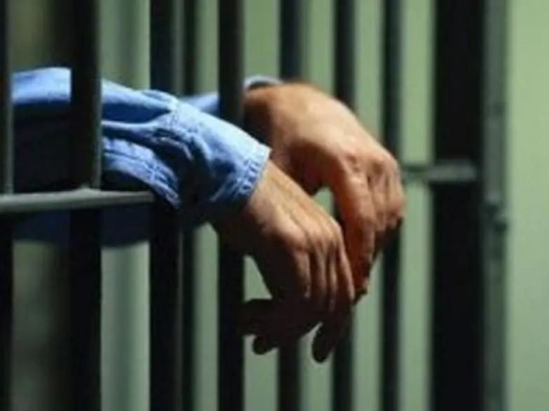 A processo con l&rsquo;accusa di aver strangolato 2 reclusi