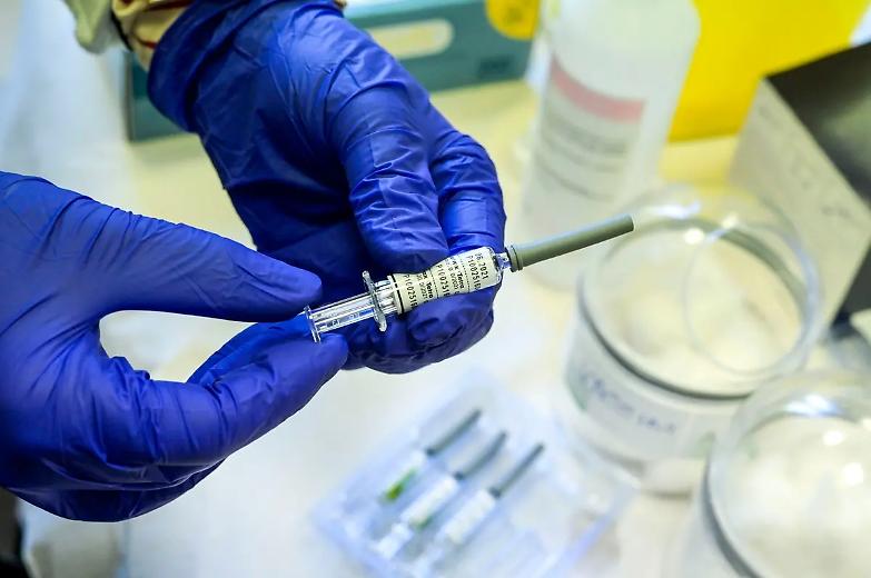 Vaccino anti Covid entro novembre? Pfizer dice s&igrave; (e Burioni esulta)