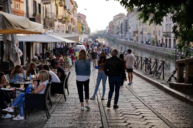 Milano chiude: per bar e ristoranti serrande abbassate alle 24