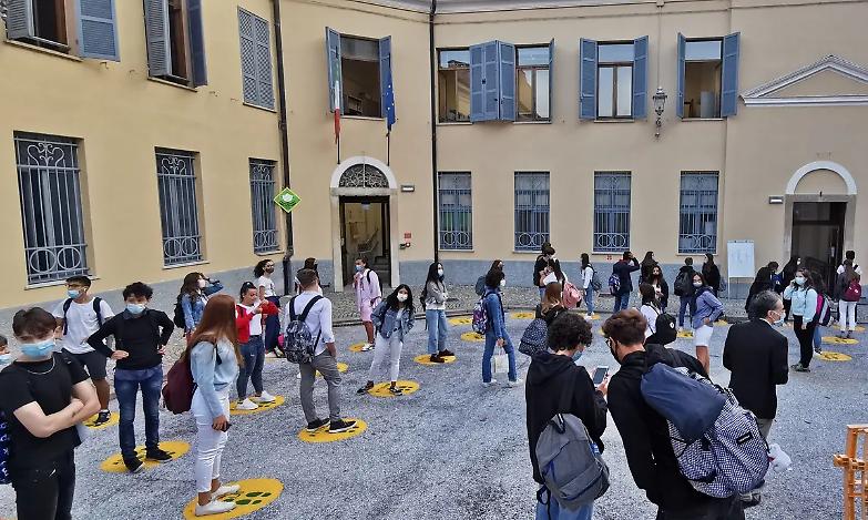 Gli studenti a Conte: "Pensi ai trasporti invece di raccontarci come quelli della movida"