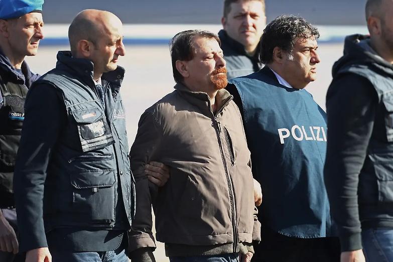 &laquo;Dignit&agrave; per tutti i detenuti&raquo;: sit-in per Cesare Battisti davanti al carcere di Rossano