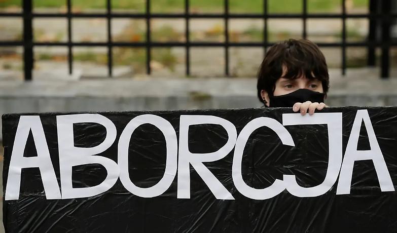 Polonia, la Corte Costituzionale nega il diritto all'aborto in caso di malformazione del feto