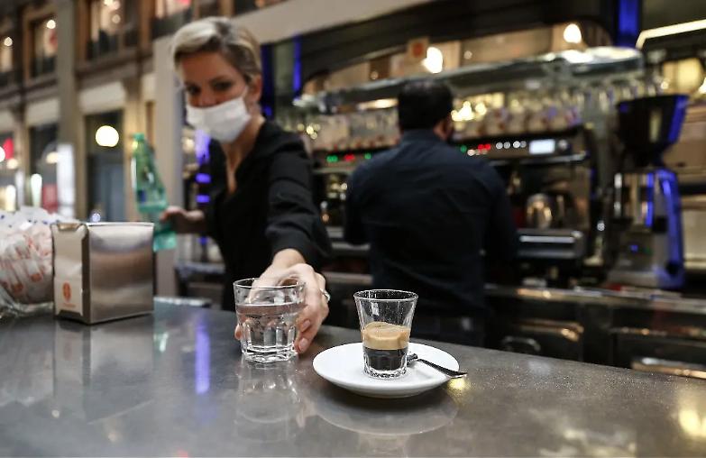 Italia, prove di lockdown. Conte: &laquo;Pronti indennizzi per chi verr&agrave; penalizzato&raquo;.