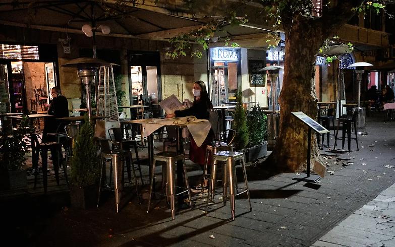 Conte firma il nuovo Dpcm: bar e ristoranti chiusi dalle 18