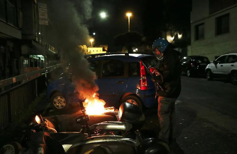 Corteo di Forza Nuova contro il coprifuoco, scontri nella notte a Roma
