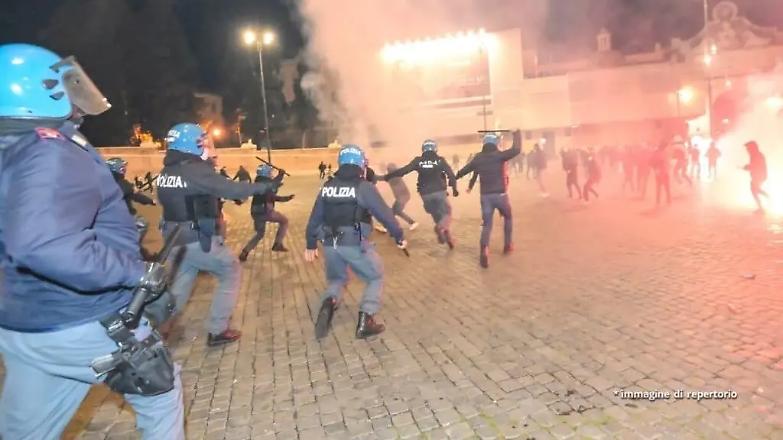 Scontri, molotov e arresti. Scoppia la protesta contro il Dpcm