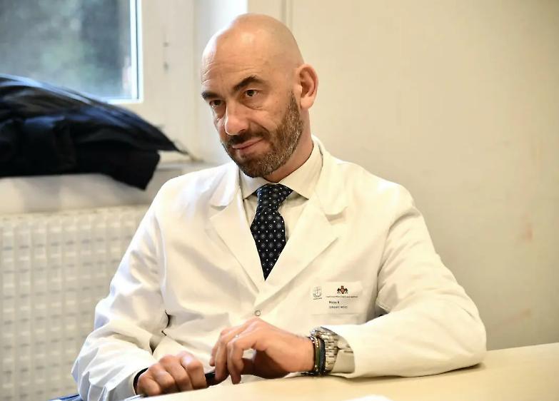 La versione di Bassetti: "Ospedali pieni? Colpa di chi semina panico"