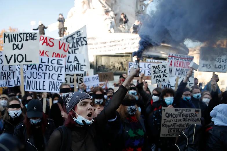 Migliaia di francesi in piazza contro la legge &laquo;sicurezza globale&raquo; che vieta di filmare la polizia