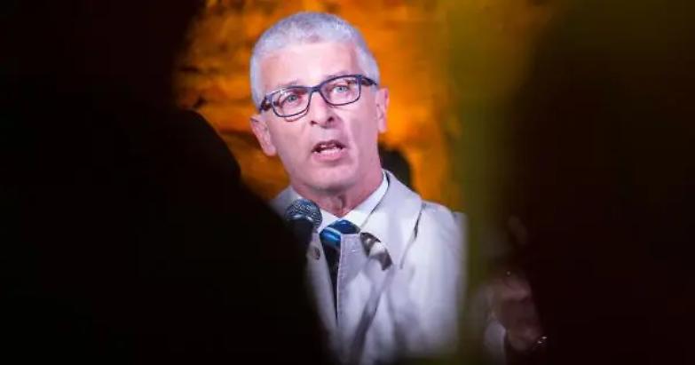 Morra insiste: &laquo;I calabresi sapevano della malattia di Santelli&raquo;. Ma la Rai si scusa col presidente dell'Antimafia