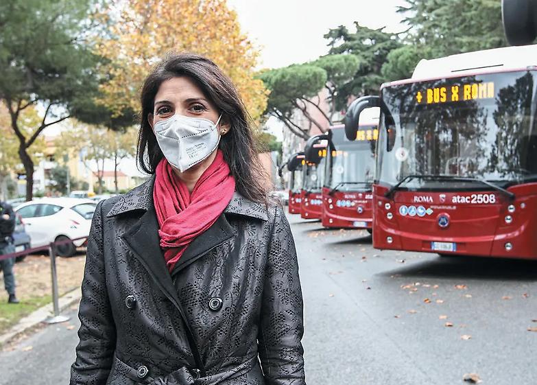 &laquo;Vado avanti anche in caso di condanna&raquo; Raggi spiazza tutti