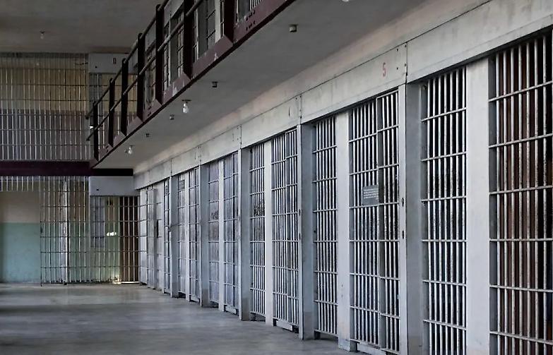 Isolato in una cella sporca perch&eacute; positivo. &laquo;Sputava sangue...&raquo;